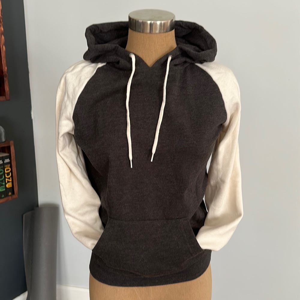 Two tone fitted hoodie
